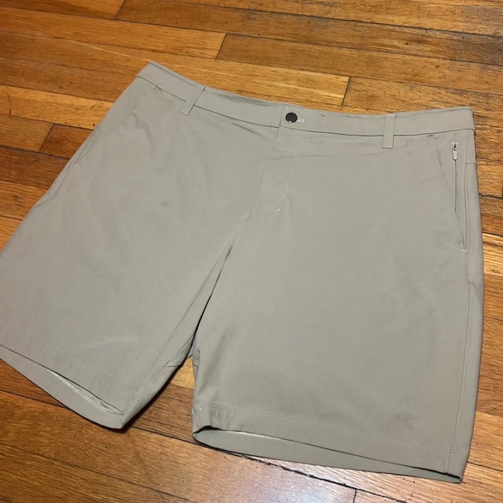 Lululemon Commission Shorts Slim 9” in Tofino Sand, size 38